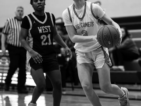 Blue Comets girls win one, lose one in Ralph