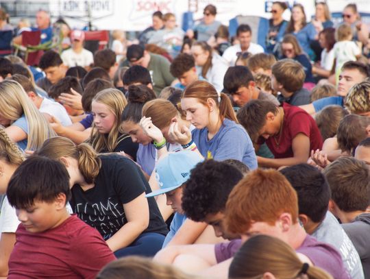 Fields of Faith Event draws hundreds to worship at Chanute High School